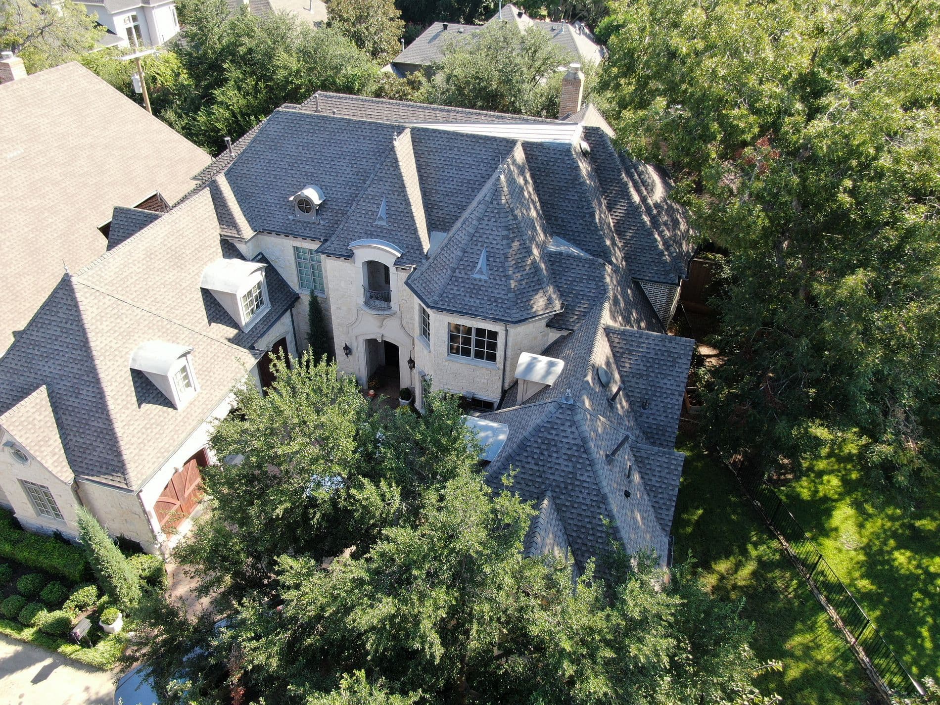 Luxury large home in Dallas with a perfect shingle roof installed by DUBCO.